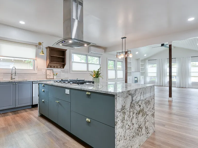 523 E Huisache Ave — Photo 3