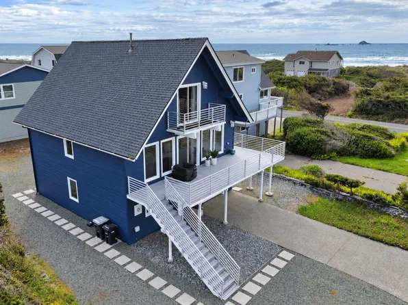 93890 Pebble Pl, Gold Beach, OR 97444