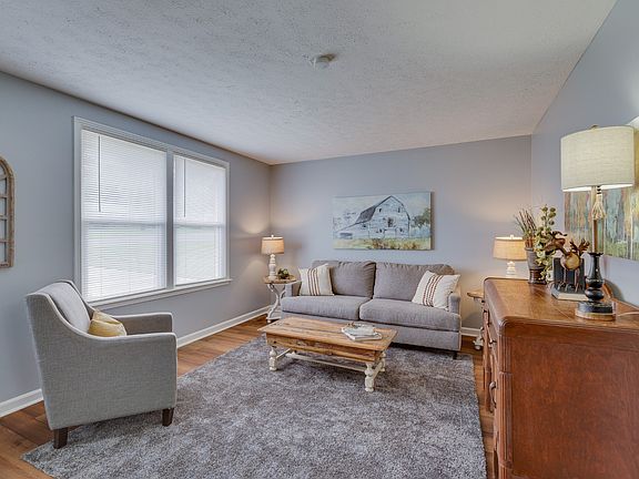 4th image of 392 Elaine Dr
