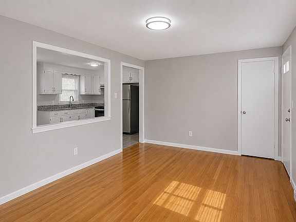 3rd image of 35 Ludlow Rd