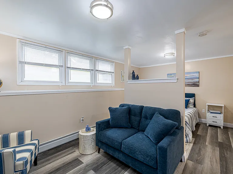 Colonial Townhouse Apartments — Photo 32