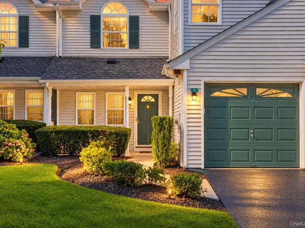 3 Plantation Dr, Hauppauge, NY 11788