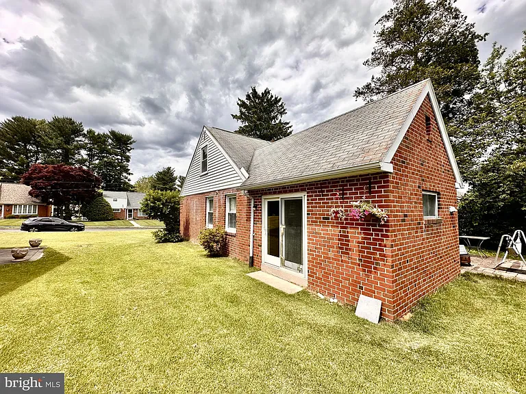 904 Scotia Rd — Photo 3