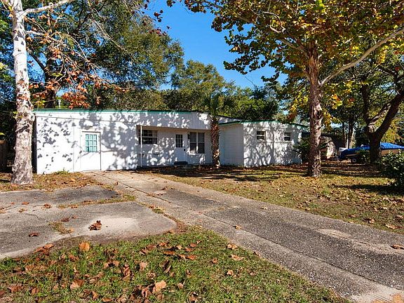 2nd image of 213 Hawthorne Cir