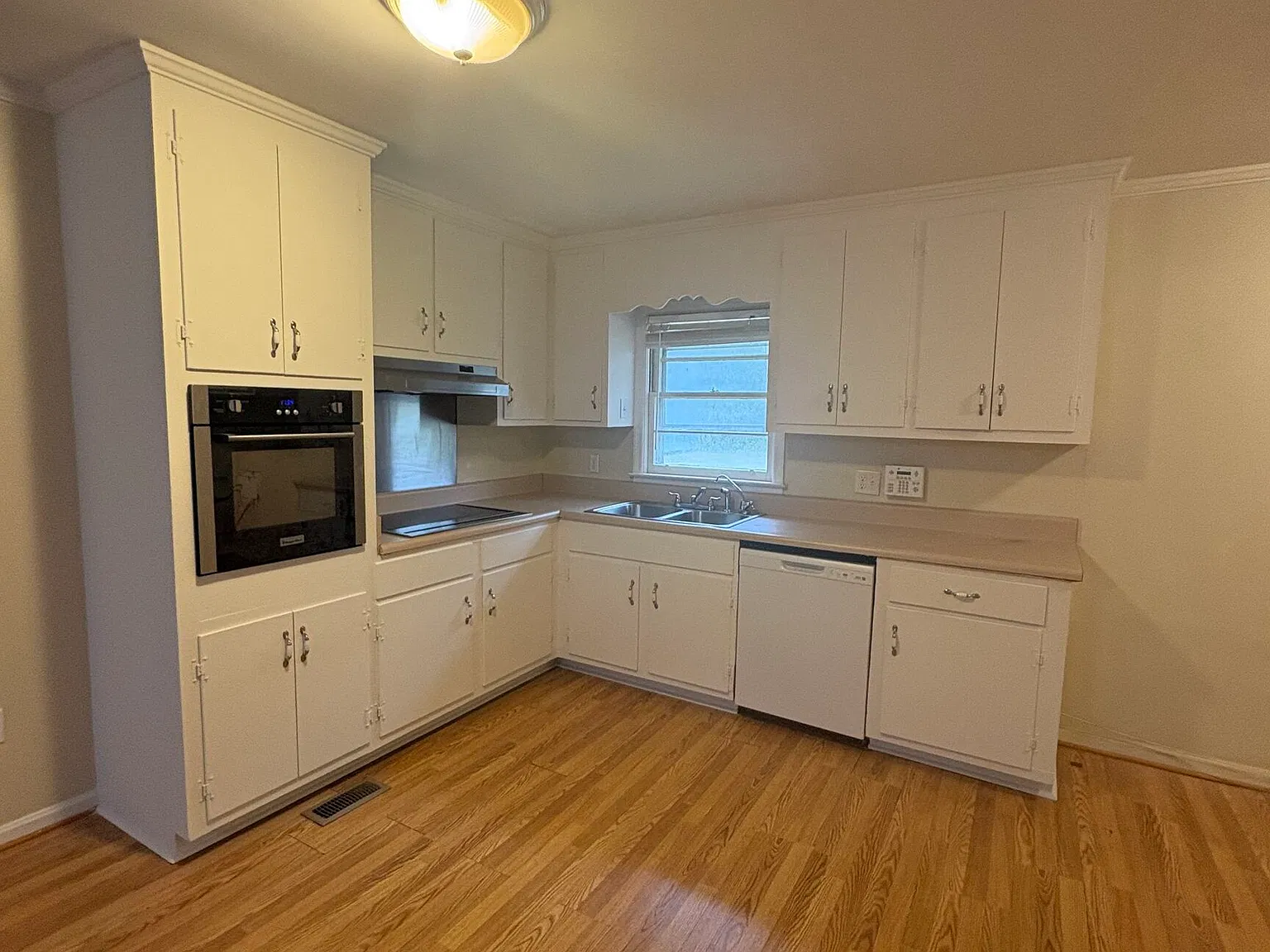 3 bed, 2.0 bath, 1236 sqft, $1,350 — Photo 2
