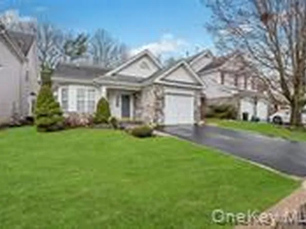 41 Madison Circle, Middle Island, NY 11953
