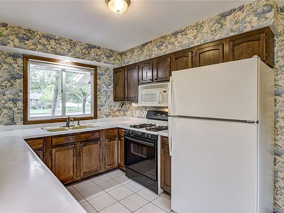 4th image of 1328 Armstrong Place