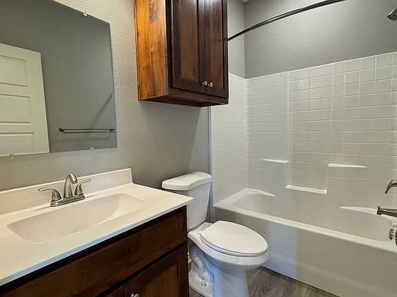 4th image of 572 Ivy Ln