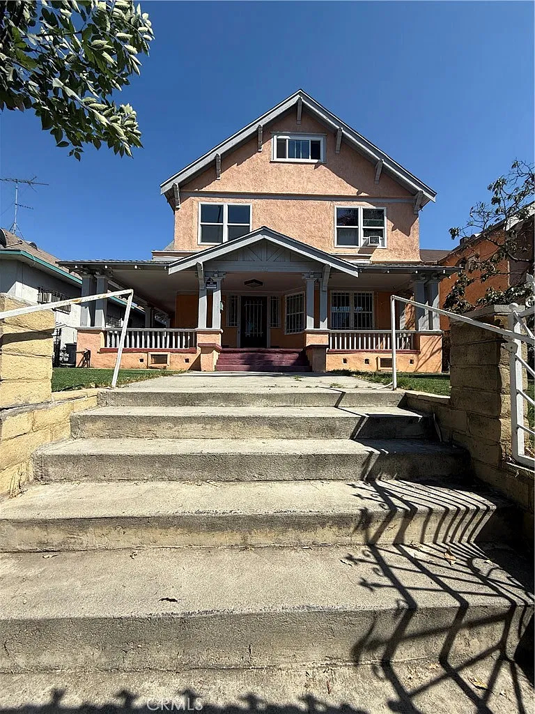 10 bed, 4414 sqft, $900 — Photo 1