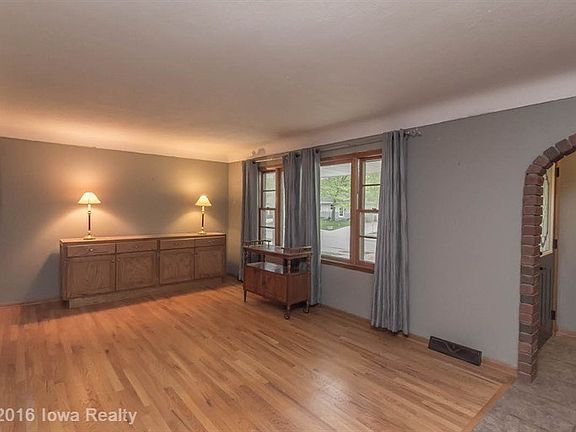 3rd image of 506 SW Westlawn Dr