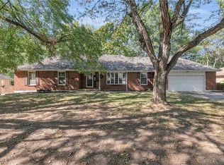 210 NW Oxford Ln, Lees Summit, MO 64063