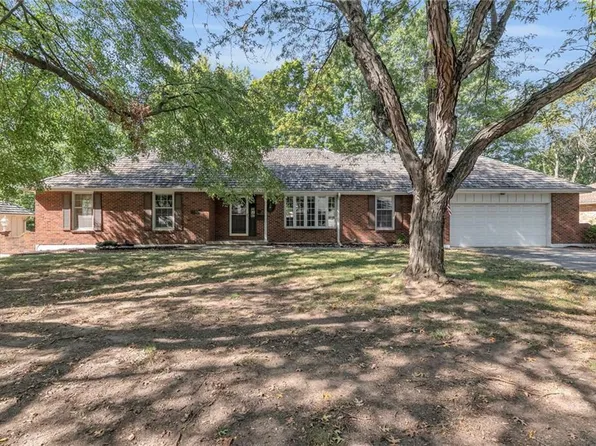 210 NW Oxford Ln, Lees Summit, MO 64063