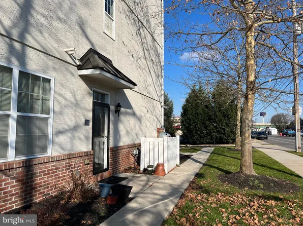 2003 Capri Dr, Philadelphia, PA 19145