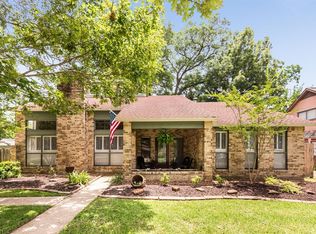 55 Raintree Ct, Lake Jackson, TX 77566