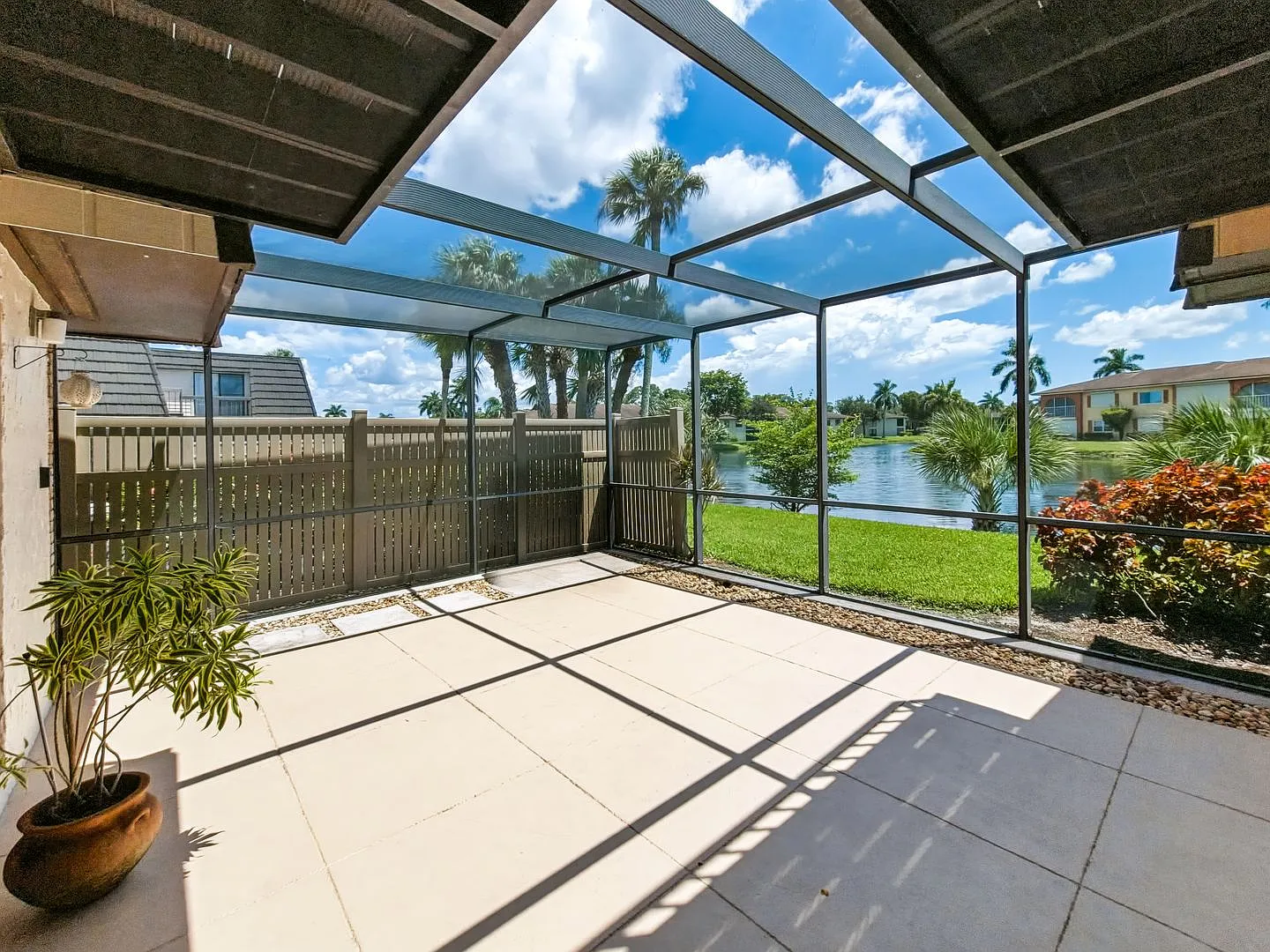 ** Bayberry ** 2 Bed / 2.5 Bath - 2 Story Condo - Waterfront - Great Location! - Annual Rental — Photo 2