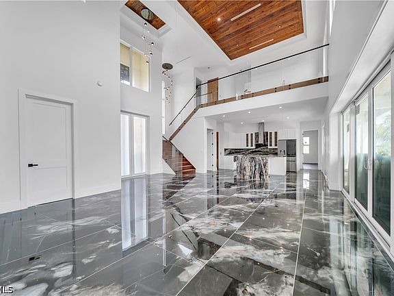 4th image of 1732 Cascade Way N