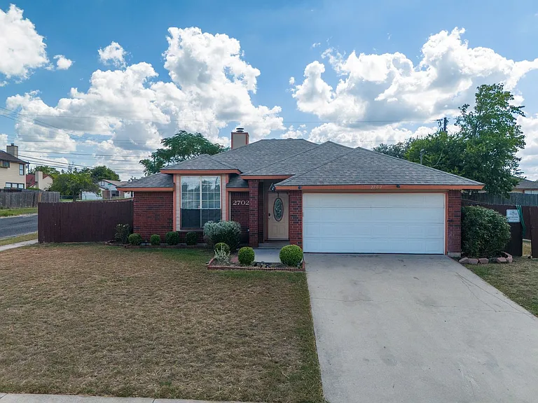 2702 Hemlock Dr — Photo 1