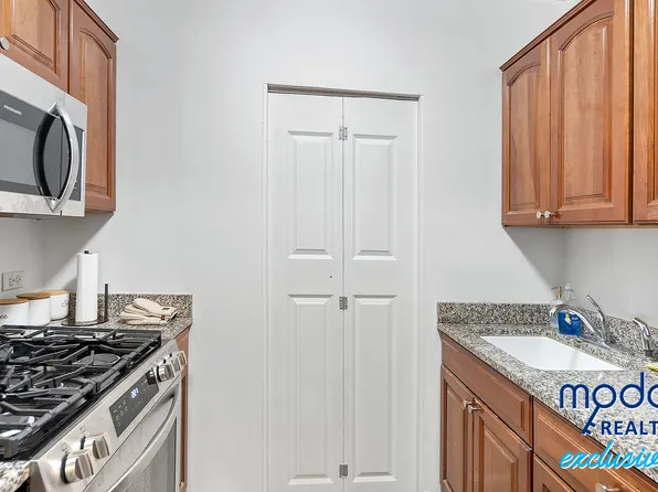 629 Kappock Street image 10 of 26