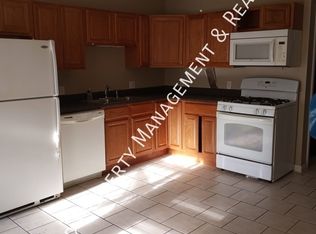 558 Willow St APT 1R, Woonsocket, RI 02895