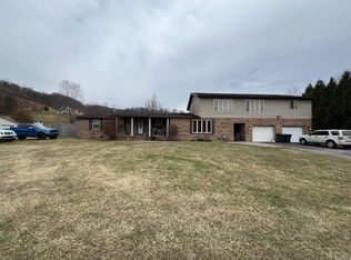 116 Sunset Ln, Mount Hope, WV 25880