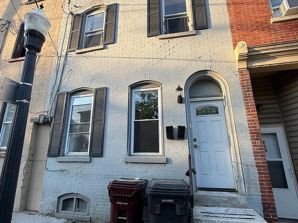 715 W 8th St