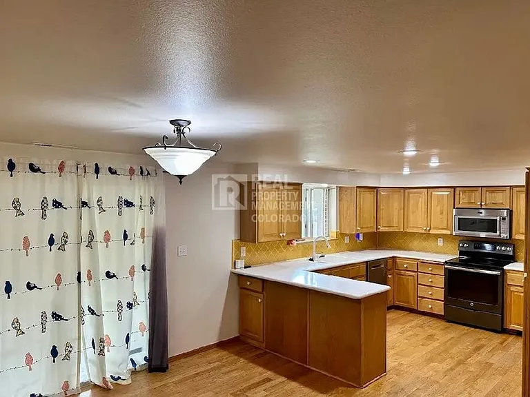 2628 Glendevey Dr — Photo 6