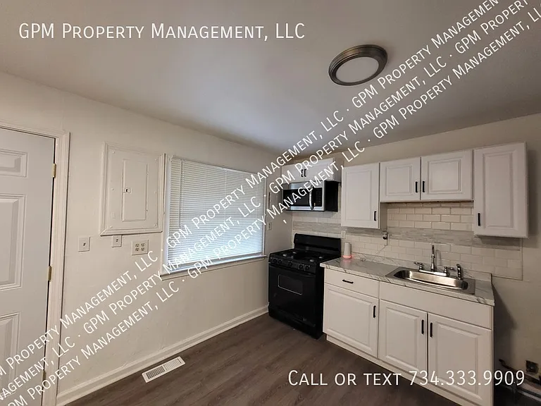 26011 Dartmouth St — Photo 8
