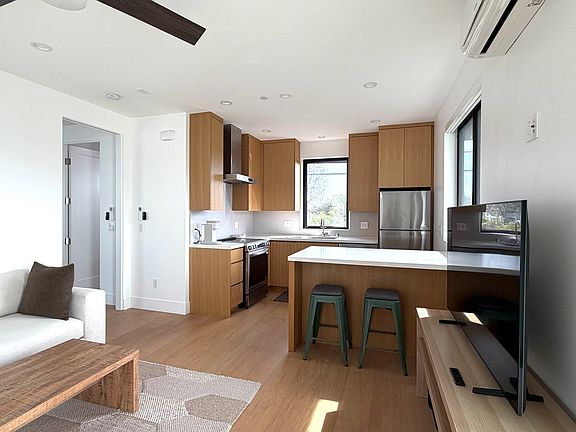 2nd image of 3211 Colonial Ave #Adu