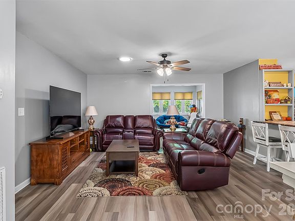 3rd image of 141 Derbyshire Dr