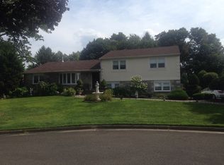 52 Pineview Dr, Huntingdon Valley, PA 19006