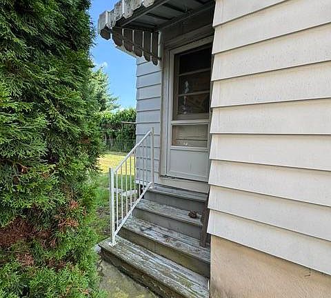 5th image of 1492 Murray St