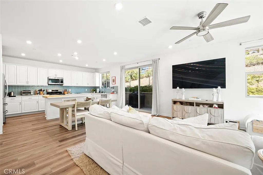 3 bed, 2.5 bath, 2193 sqft, $5,440 — Photo 2