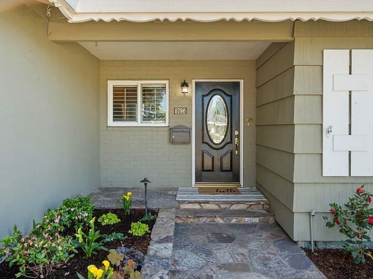 8796 Bandon Dr — Photo 2