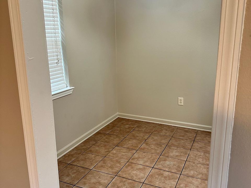 Area in kitchen for a table and chairs