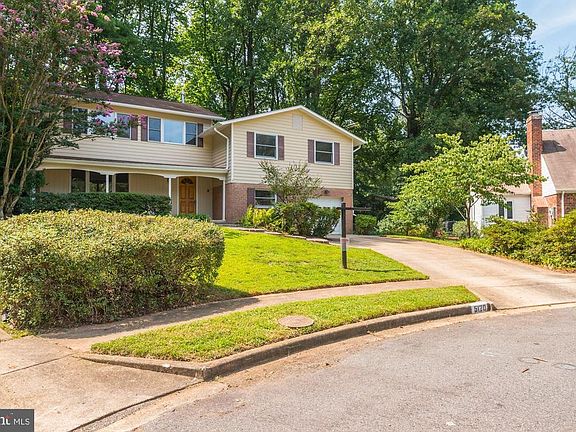 Nicely Manicured Lawn & Gardens!