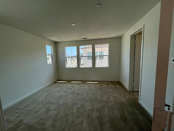 3rd image of 27756 Heritage Ln