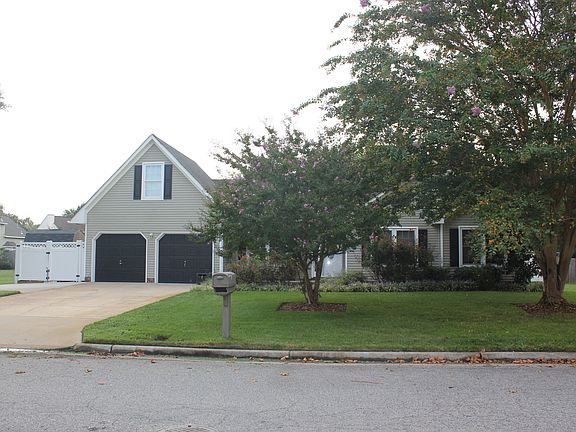 3rd image of 1305 Autumn Oaks Dr