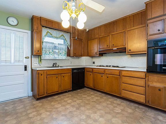 2nd image of 2981 Malcolm Ct