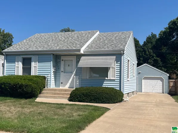 3066 Rebecca St, Sioux City, IA 51103