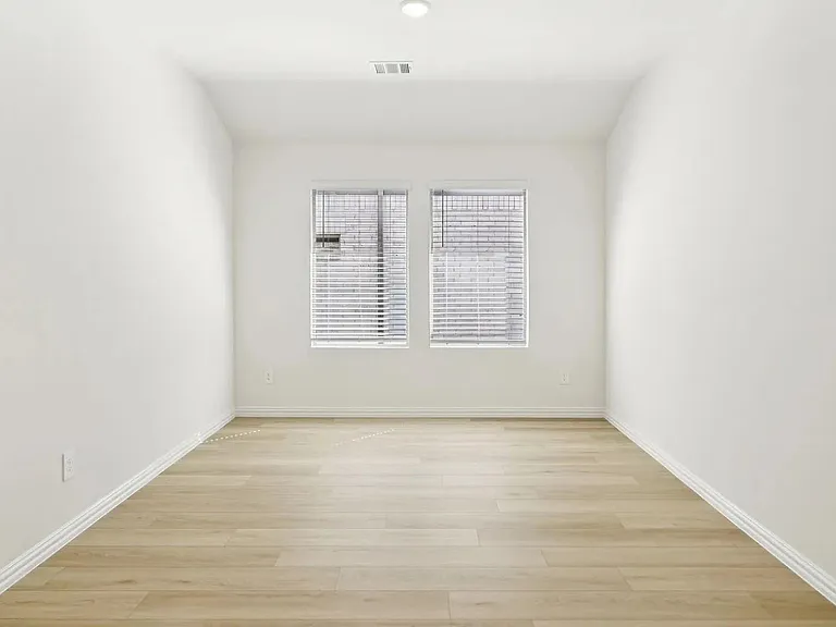 1019 Emberwood Dr — Photo 16