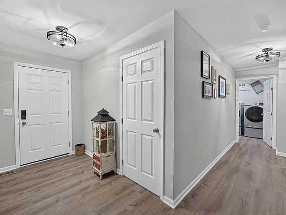 4th image of 3305 Emerald Dr