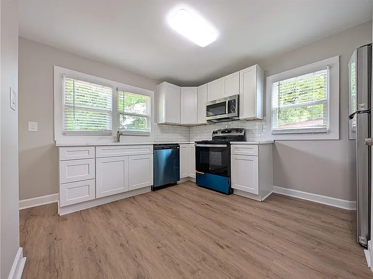 1377 Pine Ave — Photo 6