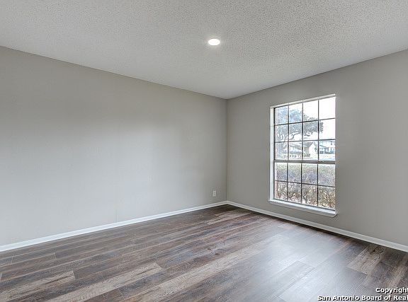 3rd image of 10811 Meadow Point