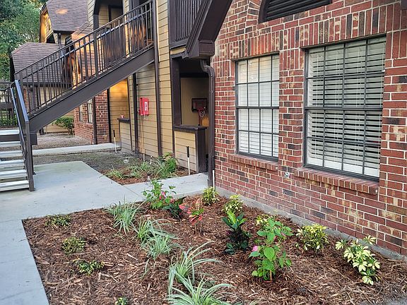 2nd image of 385 Woodside Dr Unit 103