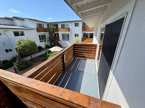 4th image of 4959 Romaine St APT 18