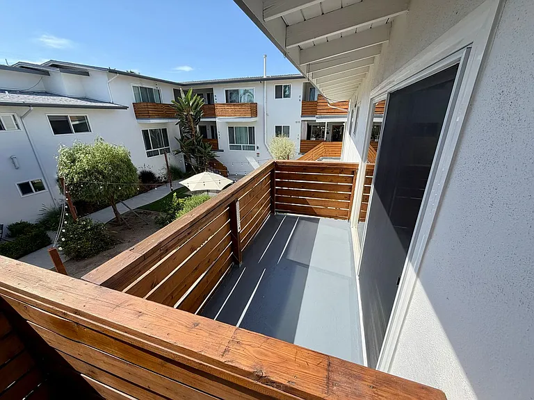 4959 Romaine St — Photo 9