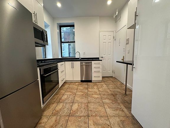 3rd image of 238 E 58th St #6F