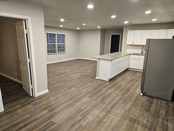 3rd image of 500 Highland Dr