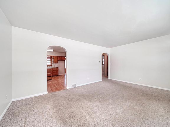 5th image of 127 E Greenwood Ave