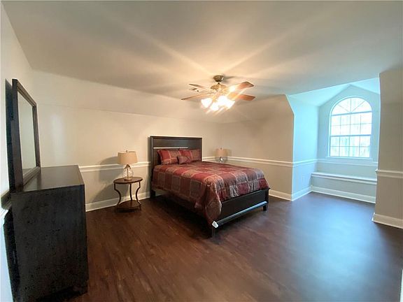3rd image of 135 Catherine Ct